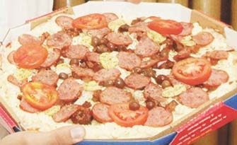 A pizza de calabresa é uma das mais pedidas na casa